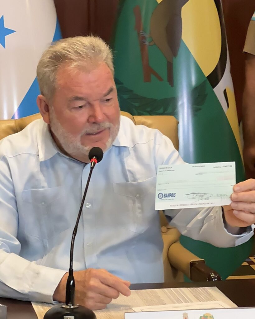 Bomberos se niegan a recibir cheque de la alcaldía: Exigen transparencia a Contreras